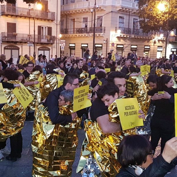 Persone radunate in piazza per un flashmob