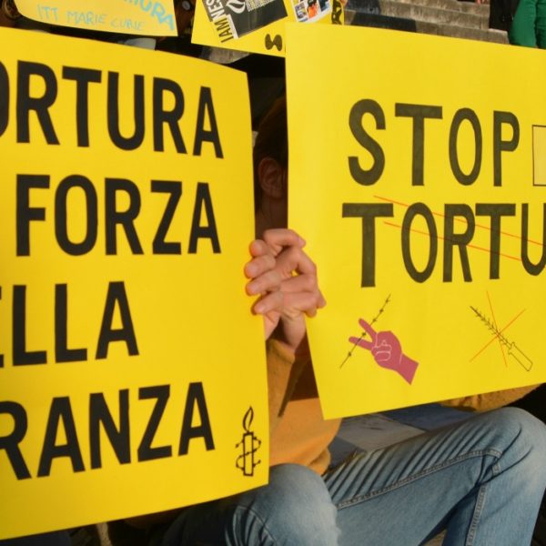 Una manifestazione di Amnesty International - sezione italiana per chiedere lo stop alla tortura