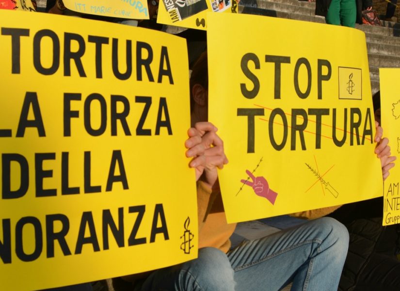 Una manifestazione di Amnesty International - sezione italiana per chiedere lo stop alla tortura
