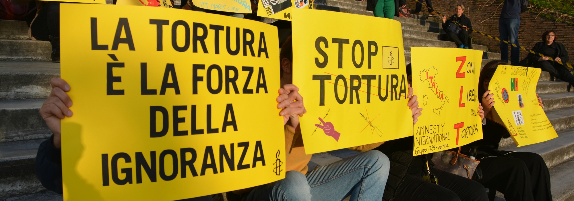Una manifestazione di Amnesty International - sezione italiana per chiedere lo stop alla tortura