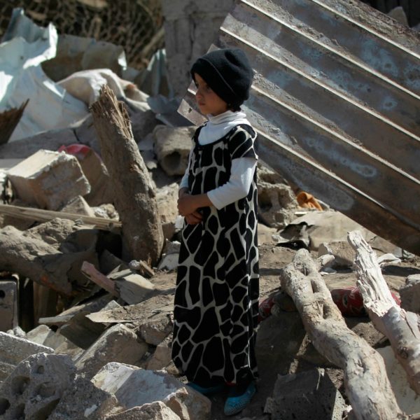 Ragazzo dello Yemen tra le macerie dopo un attacco della coalizione saudita.