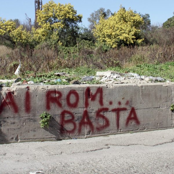 Part of the Roma community who live in Gianturco will be in a new equipped area near the Poggioreale cemetery. This solution doesn’t enjoy local residents who protested hardly against this forced cohabitation.Naples, March 2017.