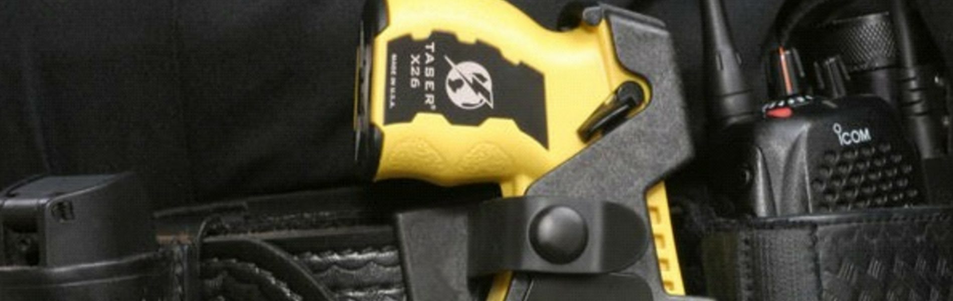 una pistola Taser gialla e nera