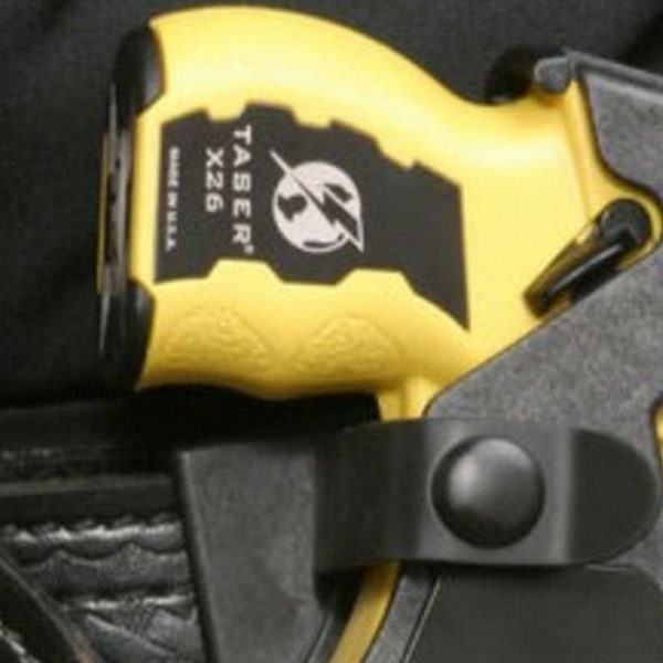 una pistola Taser gialla e nera