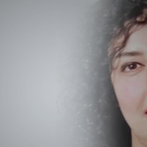 Una foto di Narges Mohammadi, difensora dei diritti umani iraniana e premio Nobel per la pace 2023