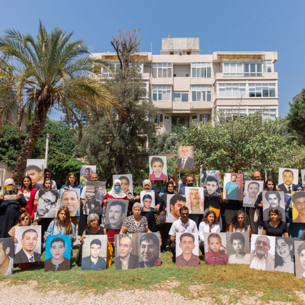Foto scattata in occasione dell'incontro a Beirut le famiglie di persone scomparse in Iraq, Libano, Siria e Yemen per sostenere le loro richieste di verità giustizia e riparazione.