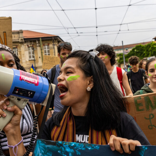 Ragazza al megafono durante una protesta pacifica.