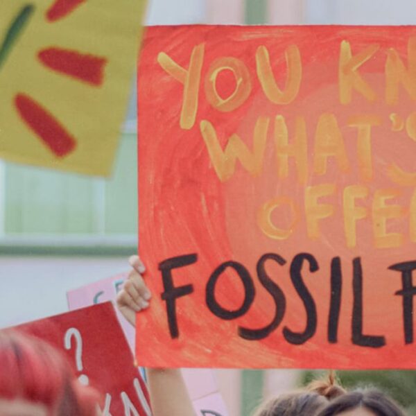 Cartelli con scritte contro il combustibile fossile.