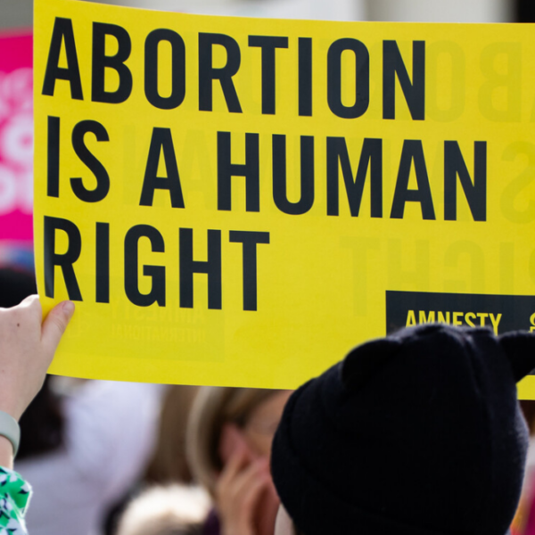 Cartello con scritto "L'aborto è un diritto umano"