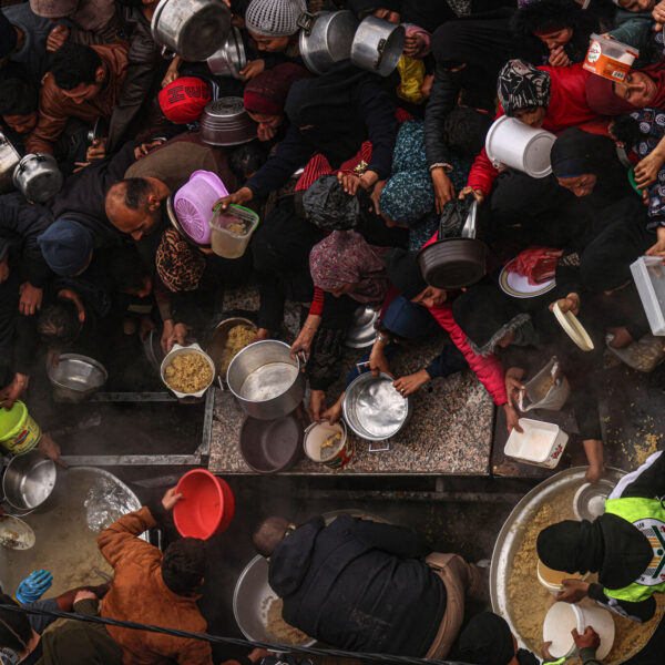 Gaza: persone in fila per il cibo mentre Israele sta portando avanti una deliberata campagna di riduzione alla fame nella Striscia di Gaza.