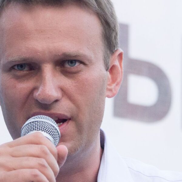 primo piano di aleksei navalny mentre parla al microfono durante un comizio pubblico