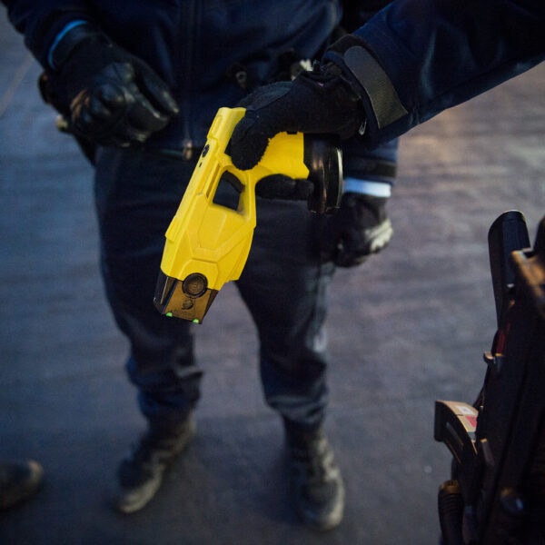 Un gendarme francese impugna un taser mentre pattuglia il mercatino di Natale di Tours, nella Francia centrale