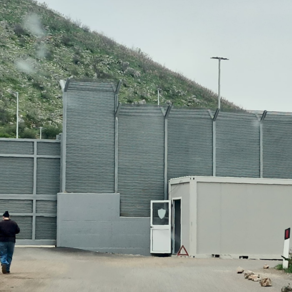 L'ingresso del CPR di Gjader in Albania