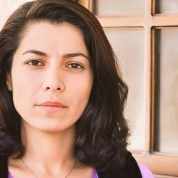 Foto in primo piano della dissidente curda verisheh moradi, condannata a morte in Iran dopo un processo iniquo.