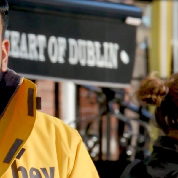 Ibrahim Halawa visita Amnesty International Irlanda a seguito del su rilascio.