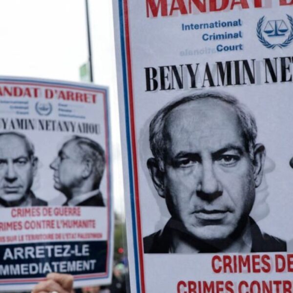 Volantini con volto di Benjamin Netanyahu e scritte "Crimini di guerra, crimi contro l'umanità sul Territorio palestinese". Israele non rispetta l'articolo 2 dell’Accordo di associazione con l'Ue.