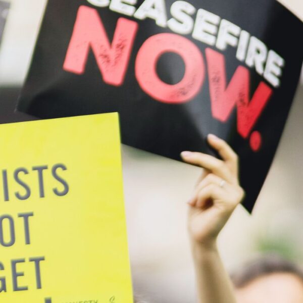 cartelli con su scritto: cessate il fuoco, i giornalisti non sono un bersaglio e basta armare israele (in inglese).