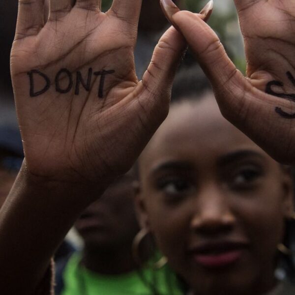 mani di una donna nera in prima piano con su scritto "Don't shoot"