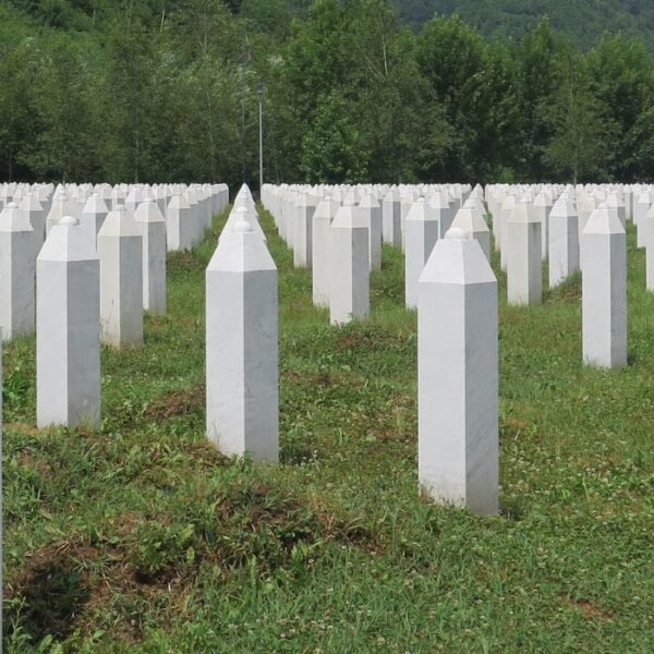 Srebrenica-Potocari Memorial Centre, in memoria del massacro del 1995 che portò alla morte a circa 8000 ragazzi e uomini musulmani bosniaci.