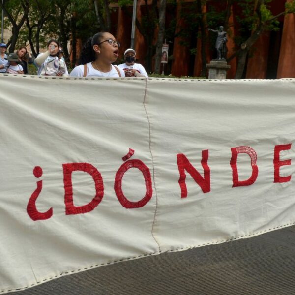 Donne che manifestano con un grande striscione che dice in spagnolo "Dove sono?" riferendosi ai loro cari scomparsi
