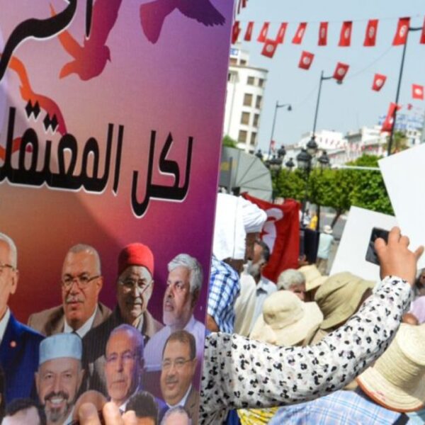 Una protesta contro il presidente della Tunisia Kais Saied nel giorno della repubblica 2025