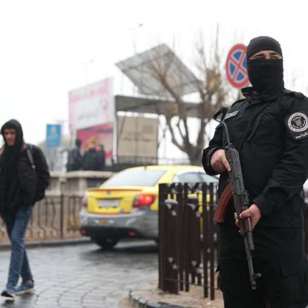 Siria: Membro delle forze governative siriane di guardia in una strada di Damasco.