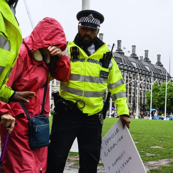 Regno Unito: Centinaia di persone sono state etichettate come “terroriste” solo per aver manifestato pacificamente, 522 persone sono state arrestate a Londra il 9 agosto.