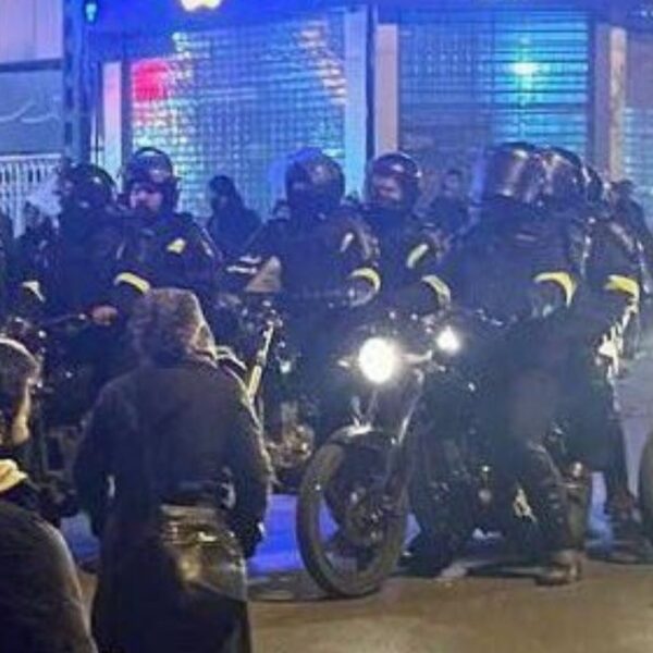 Persone che fanno un sit in pacifico a Mashhad il 3 gennaio 2026. Iran