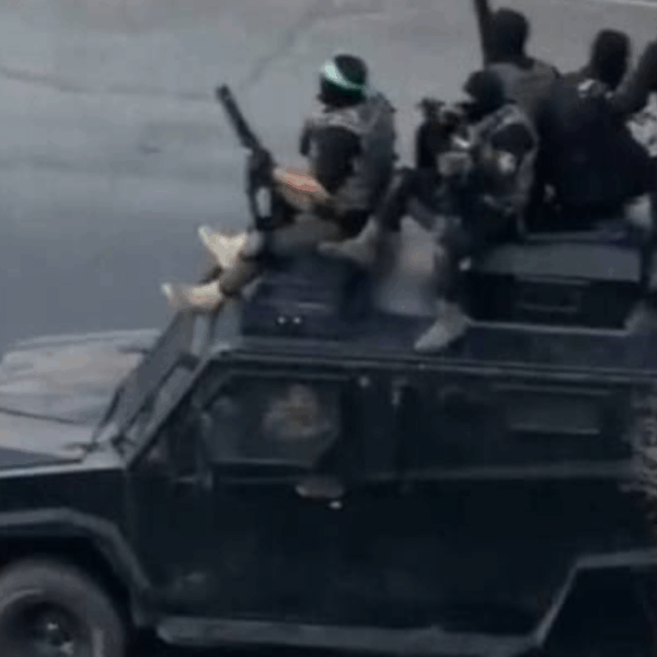 Forze di sicurezza armate riprese il 15 gennaio in un veicolo nero tra le strade di Tonekabon (Shahsavar), nella provincia di Mazandara in Iran.